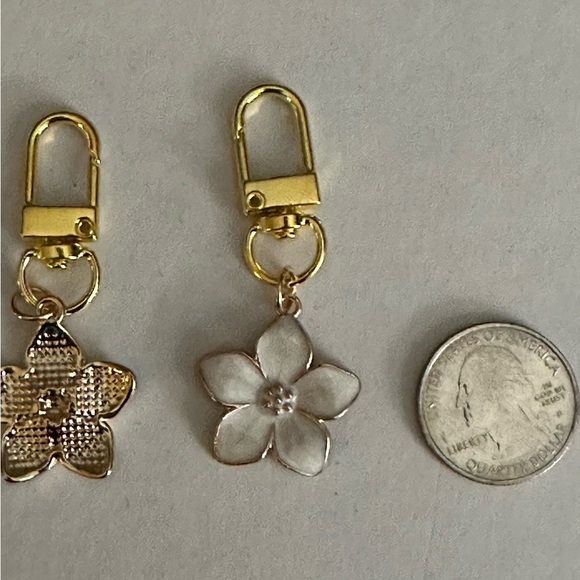 💰 3 for $ 15 Elegant Gold and White Flower Keychain/Purse Charm NWOT - Picture 4 of 4